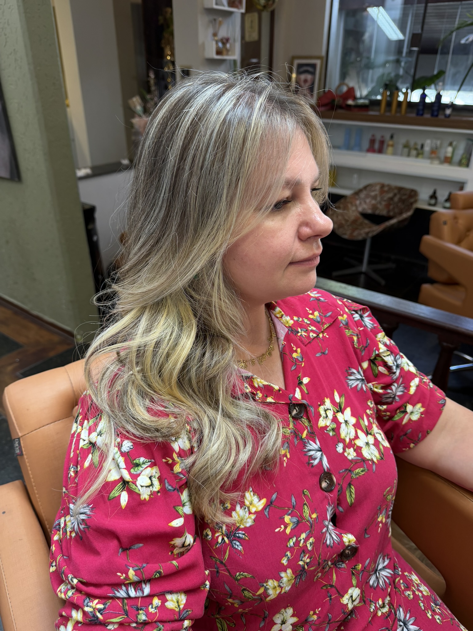 Serviço de luzes no cabelo feminino